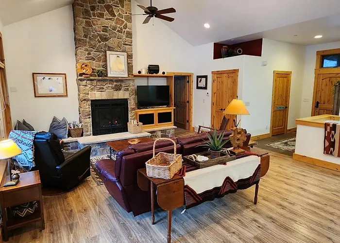 Sundance Spacious Vaulted Ceiling Cabin, Hot Tub, Huge Lawn