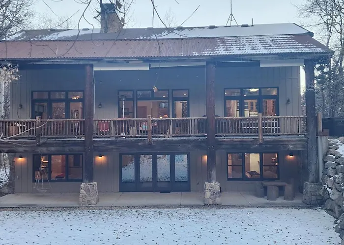 Sundance Spacious Vaulted Ceiling Cabin, Hot Tub, Huge Lawn