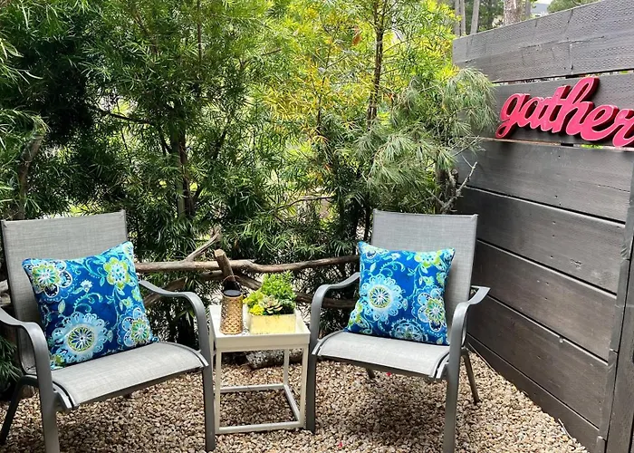 Gorgeous 3-Bdrm Home, Walk To Town And Beach