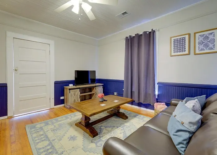 Cozy Centennial House Upstairs - Downtown Columbia