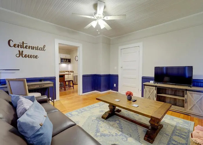 Cozy Centennial House Upstairs - Downtown Columbia