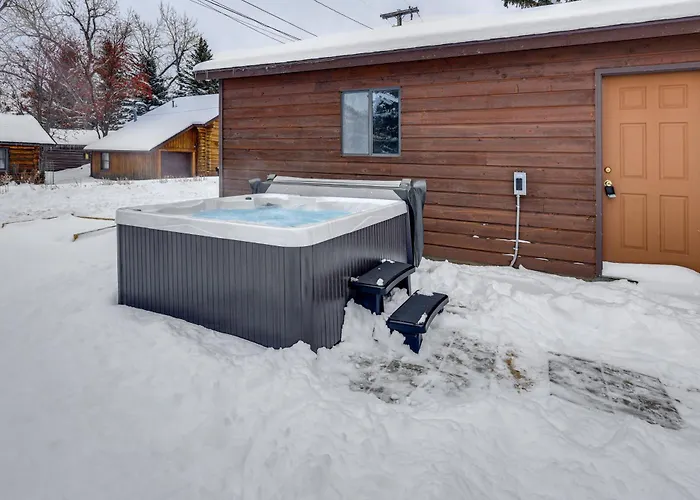 Red Lodge Cabin W/ Hot Tub ~ 1/2 Mi To Downtown!