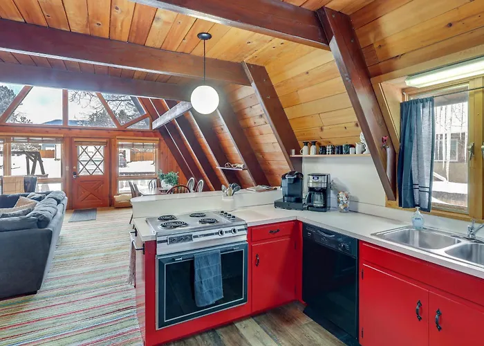 Red Lodge Cabin W/ Hot Tub ~ 1/2 Mi To Downtown!