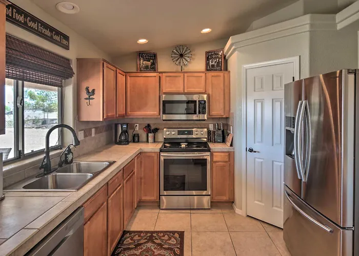 2 Mi To Beach: Lake Havasu Gem W/ Pool & Spa!