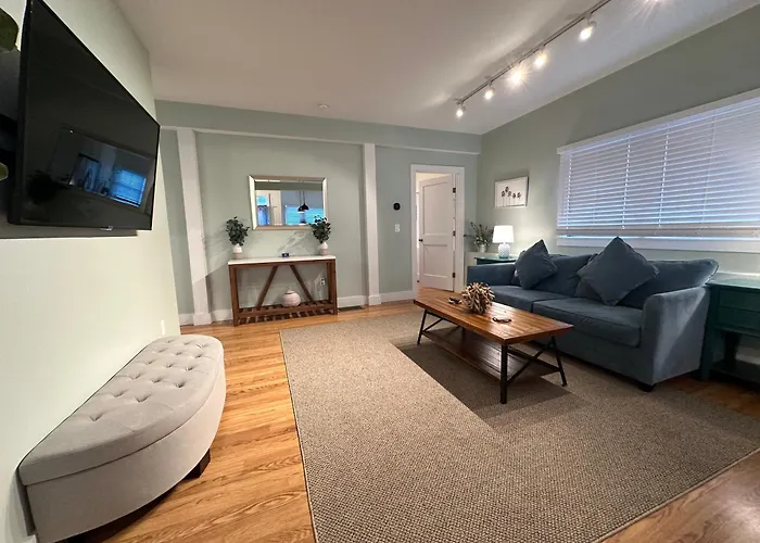 86 Dr Marcus House - Popular Broadway Area