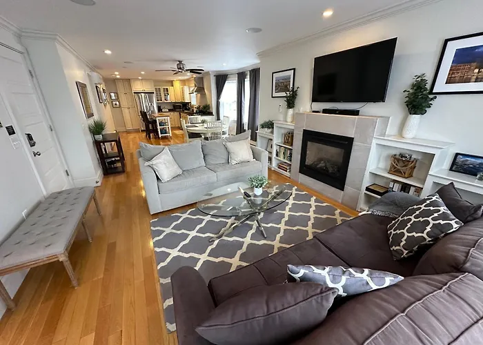 86 Dr Marcus House - Popular Broadway Area