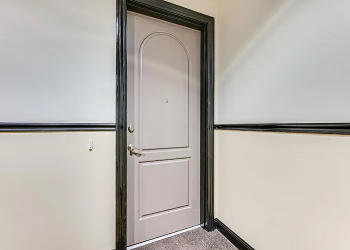 Heart Of Dtwn Omaha: Historical Apt W/ Perks