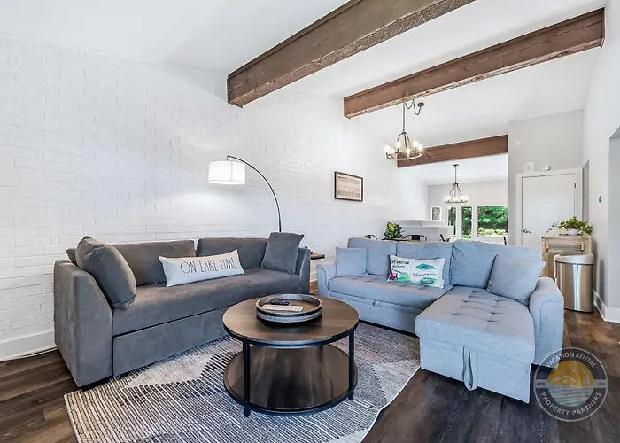 Your New Luxury Lakeview Condo W Pool Access