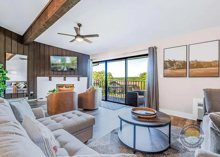 Your New Luxury Lakeview Condo W Pool Access
