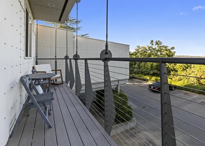Pine At Evergreen - Boutique Hotel