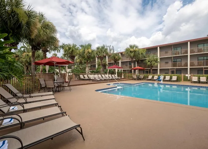 Red Roof Inn Plus+ & Suites Naples Downtown-5Th Ave S