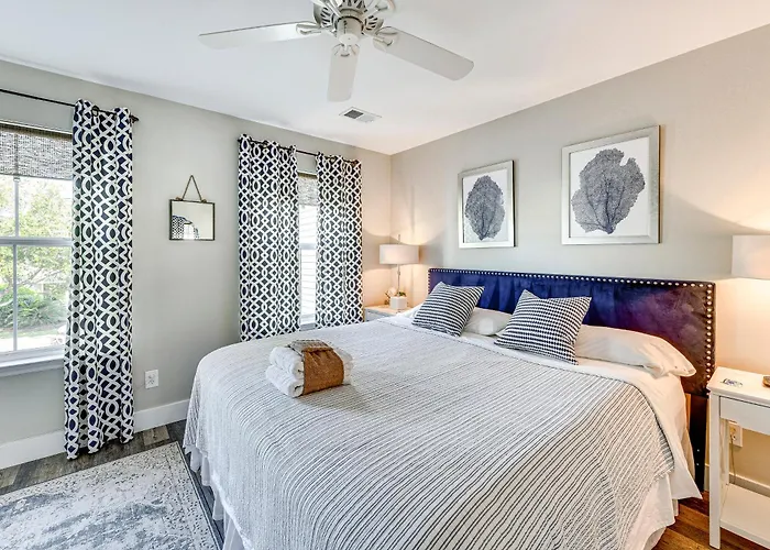 1 Mi To Old Town: Cheerful Bluffton Townhome!