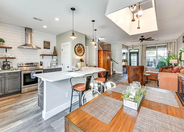 1 Mi To Old Town: Cheerful Bluffton Townhome!