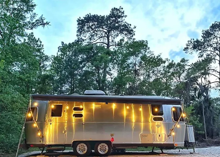 Silver Belle Airstream Glamper Near Tybee & City