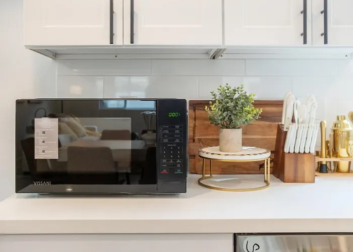 Cozy Urban Retreat Near Downtown La & Usc - Private Room With Shared Living Room And Kitchen