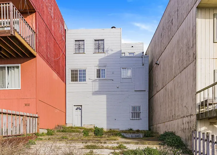 3 Bedroom 2 Bathroom House, Walkable To Bart, Free Parking, Views