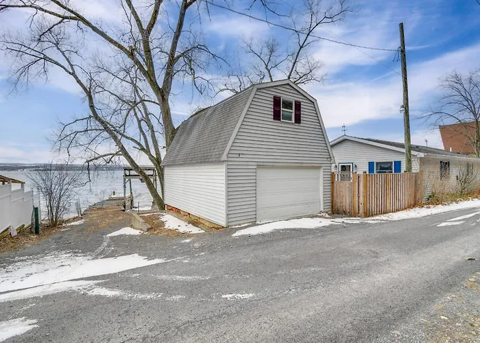 Boat, Grill & Unwind: Lakefront Cayuga Home!