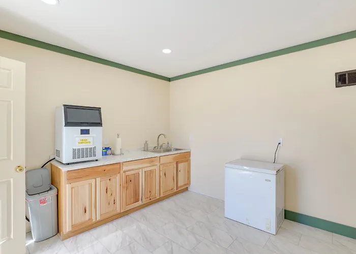 9 Mi To Lake Carlsbad: Pet-Friendly Apt