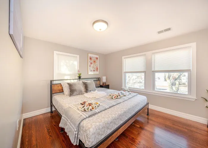 Sparkling 2Br Quincy Apt Near Wollaston Beach - Free Parking, Balcony, Tv, Pet Friendly 74R