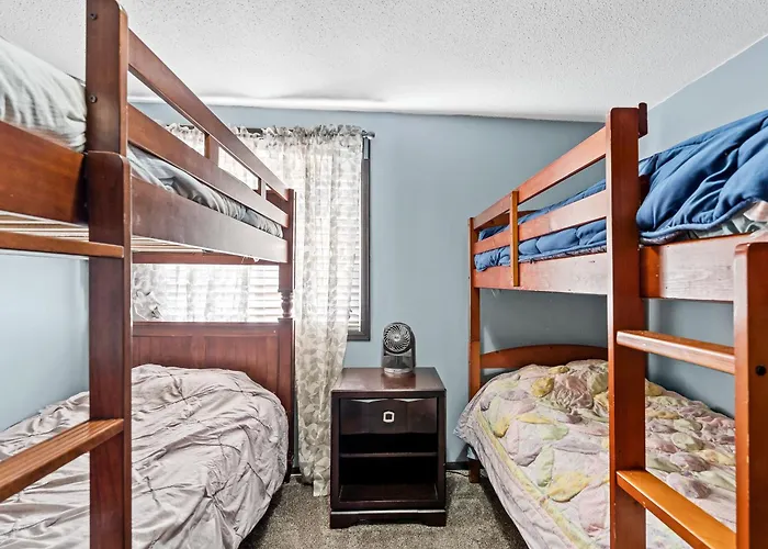 Three Bedroom Retreat In Twin Lake With Lake Access And Hot Tub