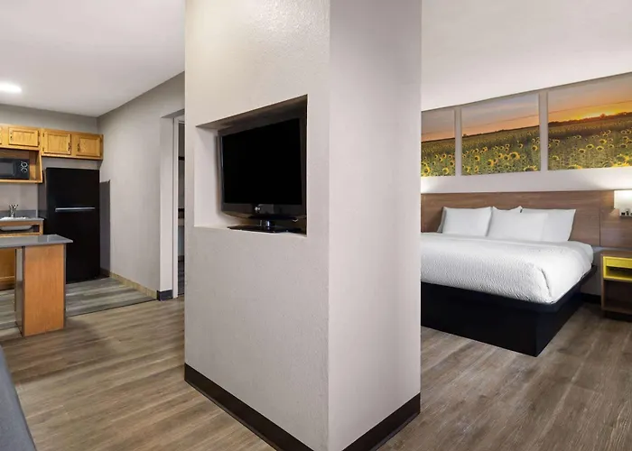 Days Inn & Suites By Wyndham Kokomo