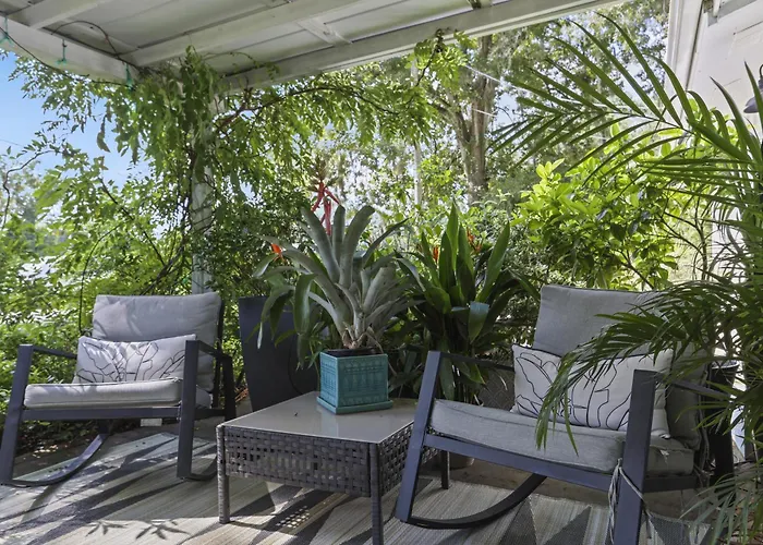 The Lilly- Enchanting Downtown Studio