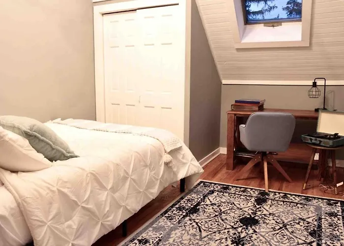 Bright, Airy Home In Hudson!