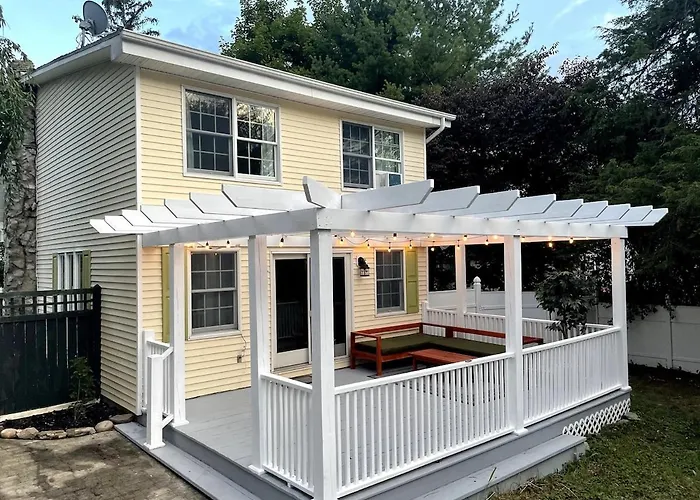Bright, Airy Home In Hudson!