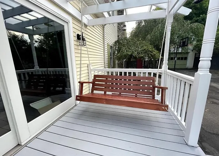 Bright, Airy Home In Hudson!