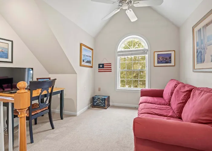 Cozy Bungalow Close To Downtown
