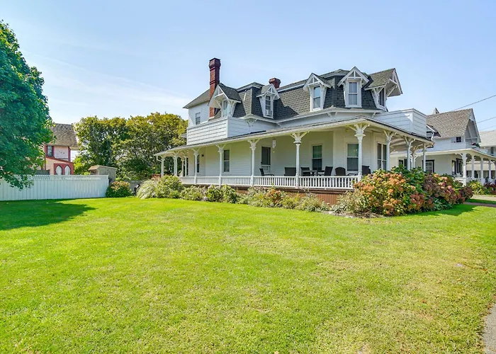 Steps To Inkwell Beach: Victorian Home!