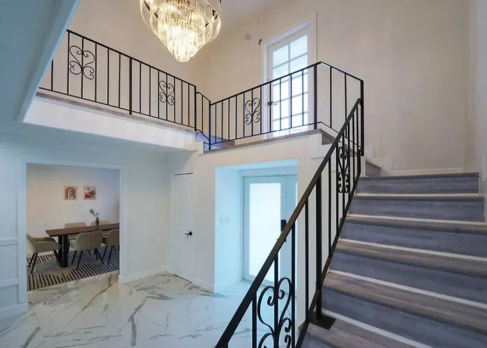 Newly Renovated Coconut Creek Home With Pool And Billiards