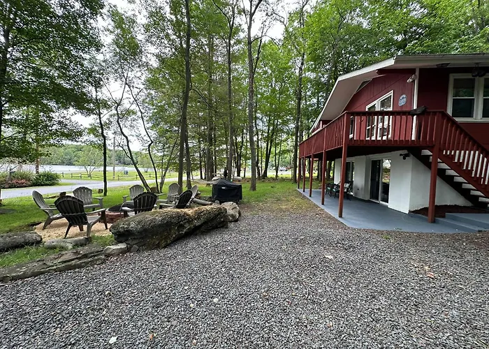 Peaceful Pocono Lakefront, Beach, Pools, Firepit, Pets