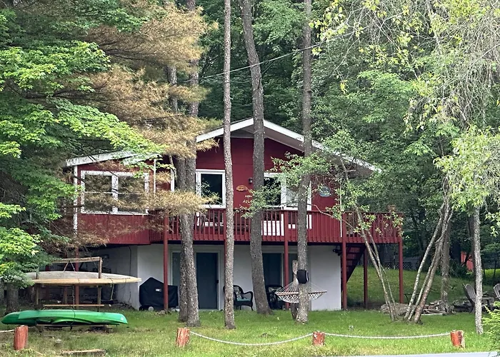 Peaceful Pocono Lakefront, Beach, Pools, Firepit, Pets