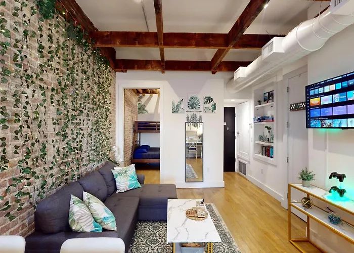 Chic Penthouse With Bus Stop At Doorstep - 15 Minutes To Nyc - Sleeps 6 Comfortably
