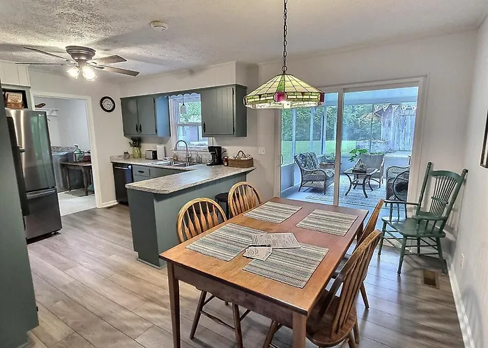 Updated Cottage, Screened Patio, Near Lake Barkley
