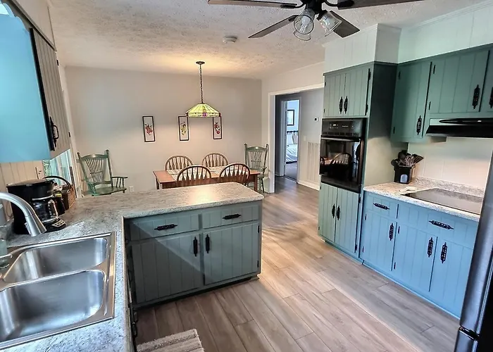 Updated Cottage, Screened Patio, Near Lake Barkley