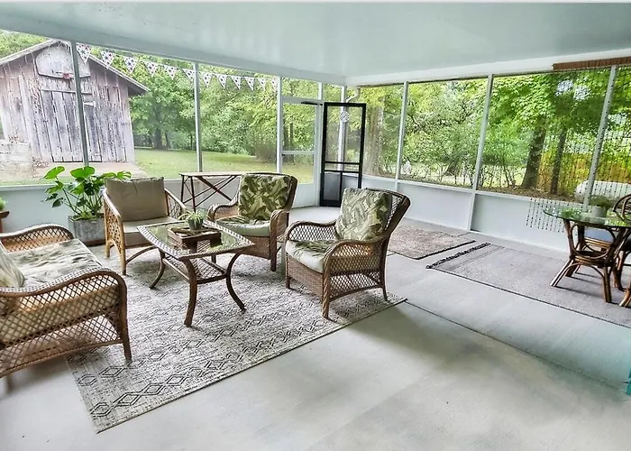 Updated Cottage, Screened Patio, Near Lake Barkley