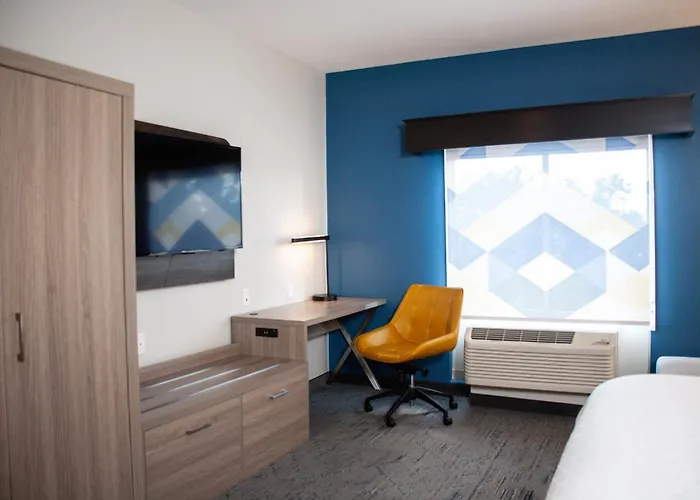 Holiday Inn Express & Suites Overland Park By Ihg