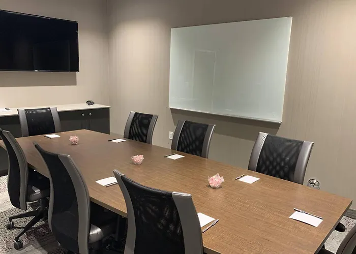 Courtyard By Marriott North Brunswick