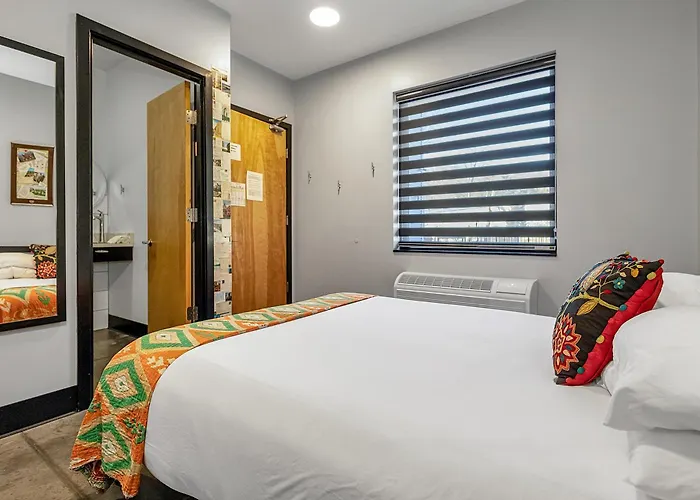 First Floor Queen Room For Two Near Purina Farms