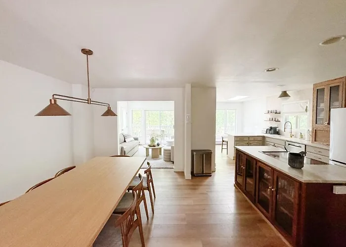 Downtown Sister Bay New Listing - Cardinal Retreat