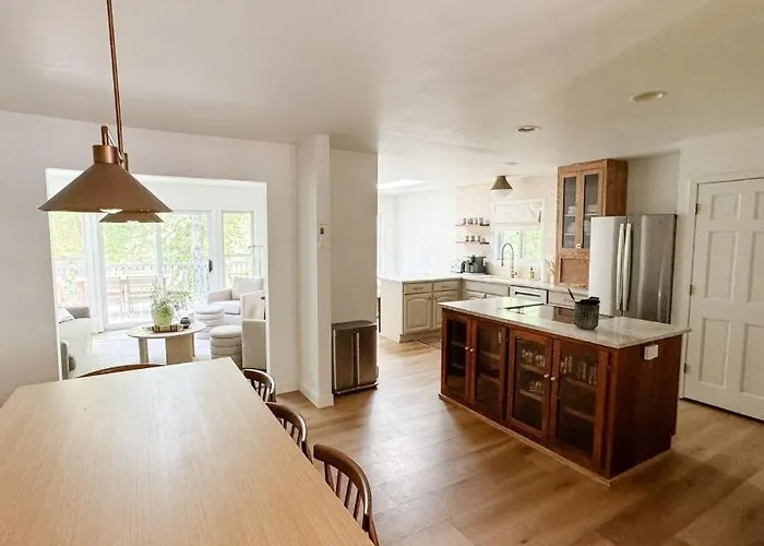 Downtown Sister Bay New Listing - Cardinal Retreat