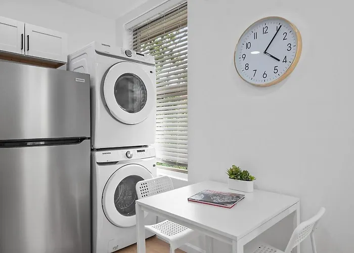 Shadyside, Central !2 Bright And Stylish Studio With Free Parking