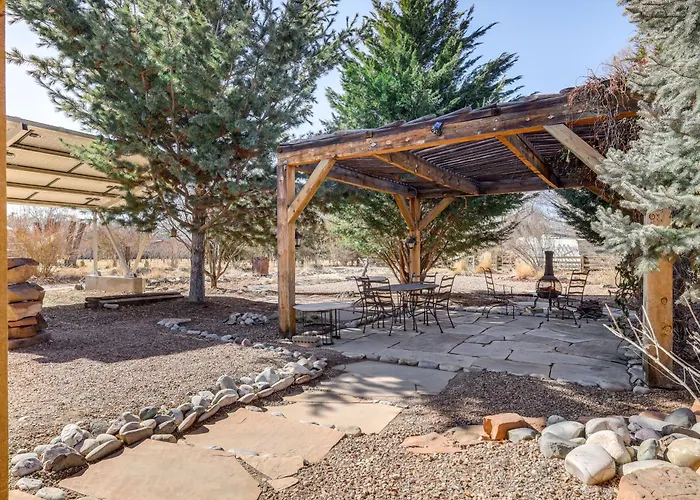 Artsy Studio W/ Patio: 25 Mi To Santa Fe