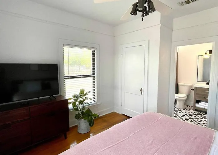 Courthouse Corner - Beautiful Adobe, Pet Friendly