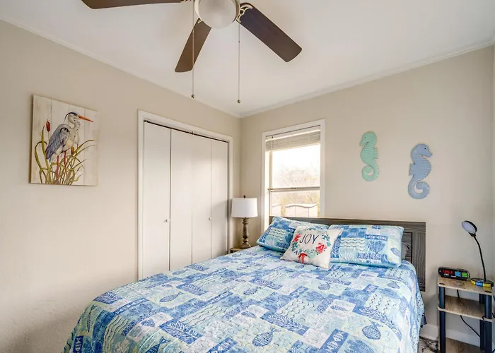 Walk To Beach & Pier: Updated Abode In Rockport!