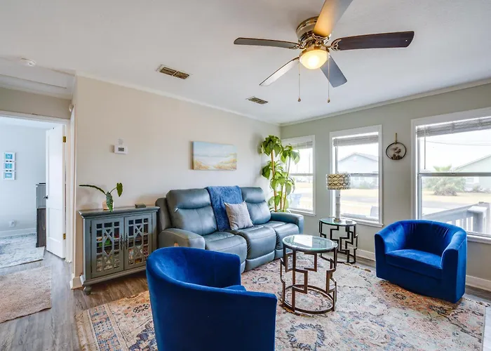 Walk To Beach & Pier: Updated Abode In Rockport!