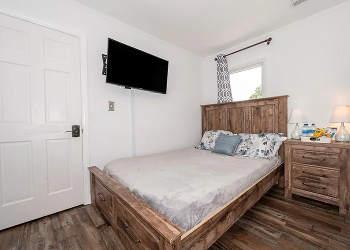 Firepit Games Grill Hot Tub Arcade & King Bed