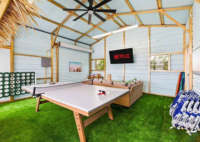 4 Bedroom Oasis Pool Tiki Hut Hot Tub Ping Pong Arcade